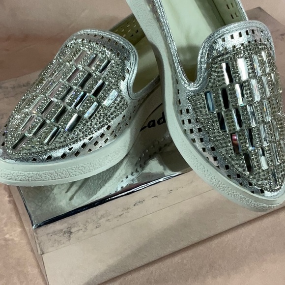CHIC - *NIB* SILVER SPARKLE EMBELLISHED Slip on Shoes.  Size 36 EU… = Size 6 US. - Picture 2 of 8